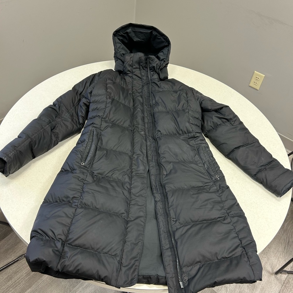 Patagonia Women's Down with it Parka in black. Size Smalll
